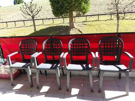 A vendre 4 chaises de jardin gris foncé 