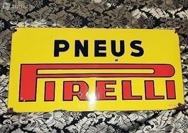 Pirelli, blaue Schrift Schwarz umrandet. Von Metall Zug
