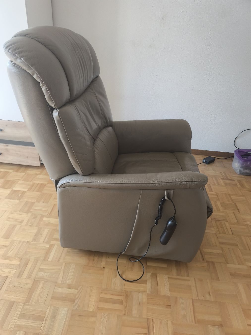 Conforama Sessel: Elektrischer Fernsehsessel – Gebraucht aus Dietschwil von joc_j5sw