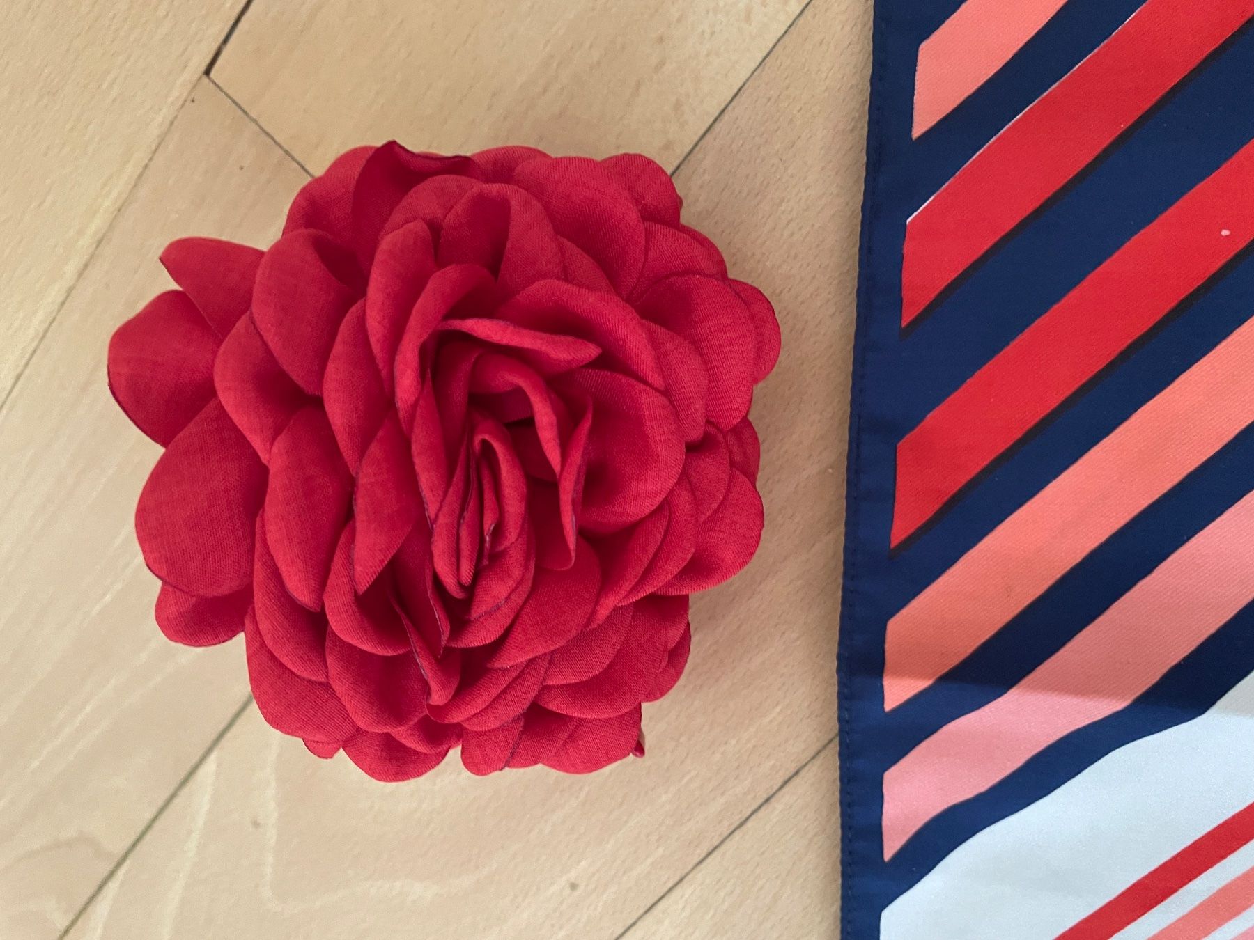Accessori per capelli: rote Blumen Haarschnalle und Halstuch – Nuovo (secondo la descrizione) da Basel venduto da kra_w6mq 4