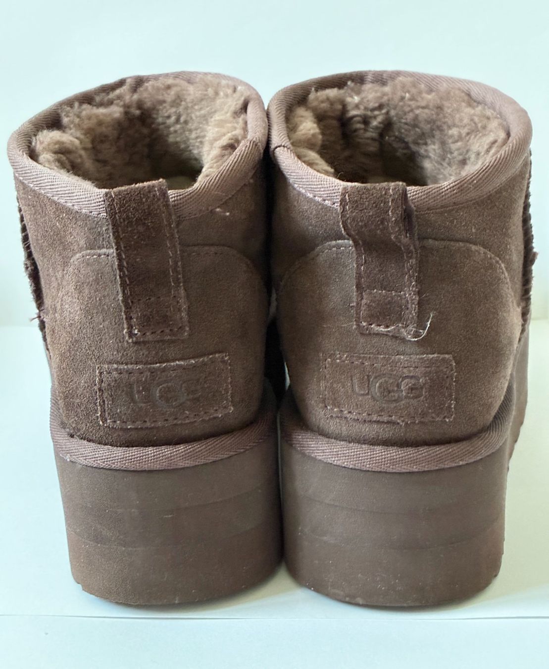 Ugg Scarpe da donna: Dunkelbraune UGG Boots Wildleder "Classic Ultra Mini" – Usato da Kloten venduto da Nephty 3