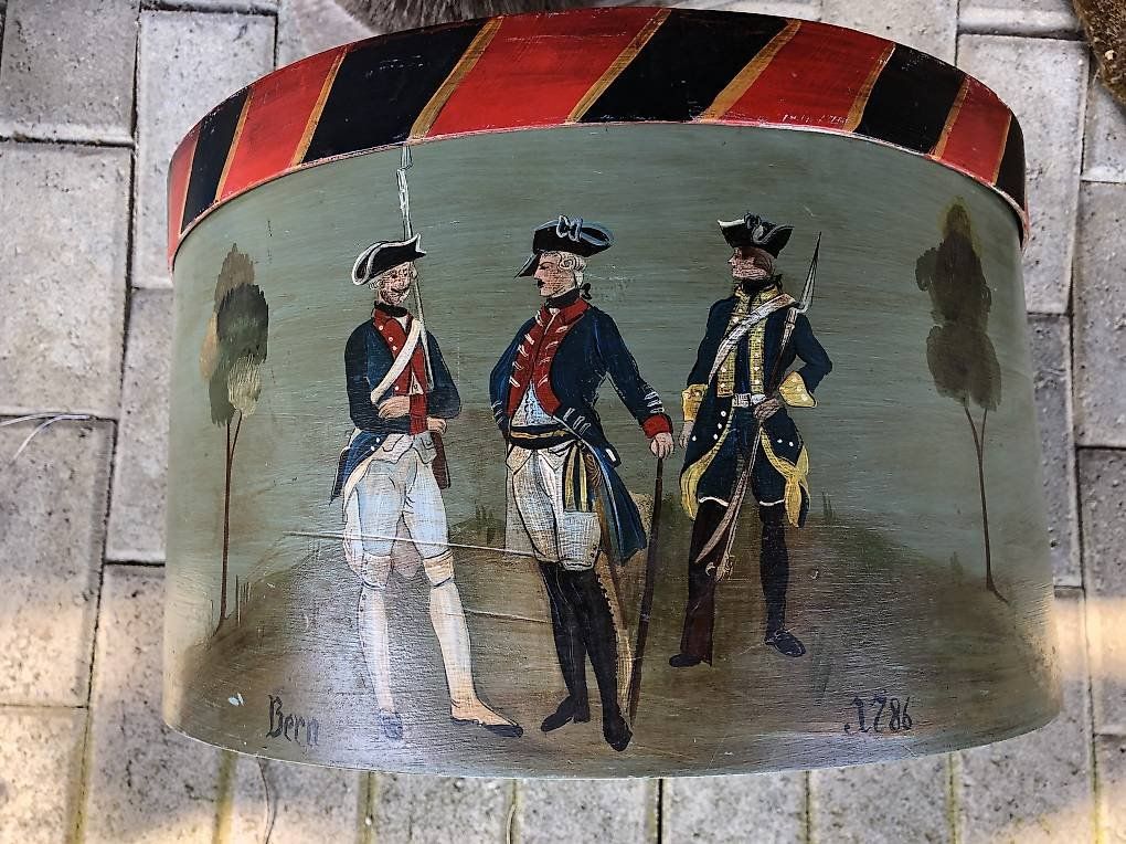 Foto & Immagini: Antike bemalte Holzdose, Unikat Soldaten, Bern Stadtwache – Usato da Koblenz venduto da Forellenteich 1