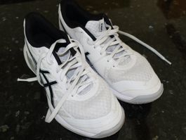 Hallenschuhe Asics weiss 40.5 guter Zustand - Gewaschen