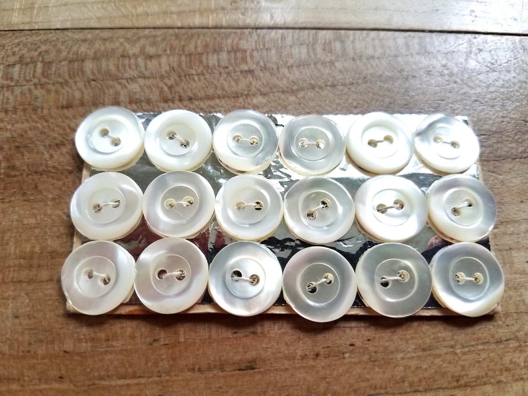 Bottoni: 18 Perlmutt Knopf Knöpfe Perlmuttknöpfe, 13mm – Nuovo e nell'imballaggio originale da Rorschacherberg venduto da Marubium 2