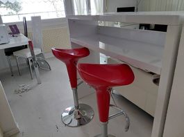 A vendre table de bar avec 2 chaises hautes 