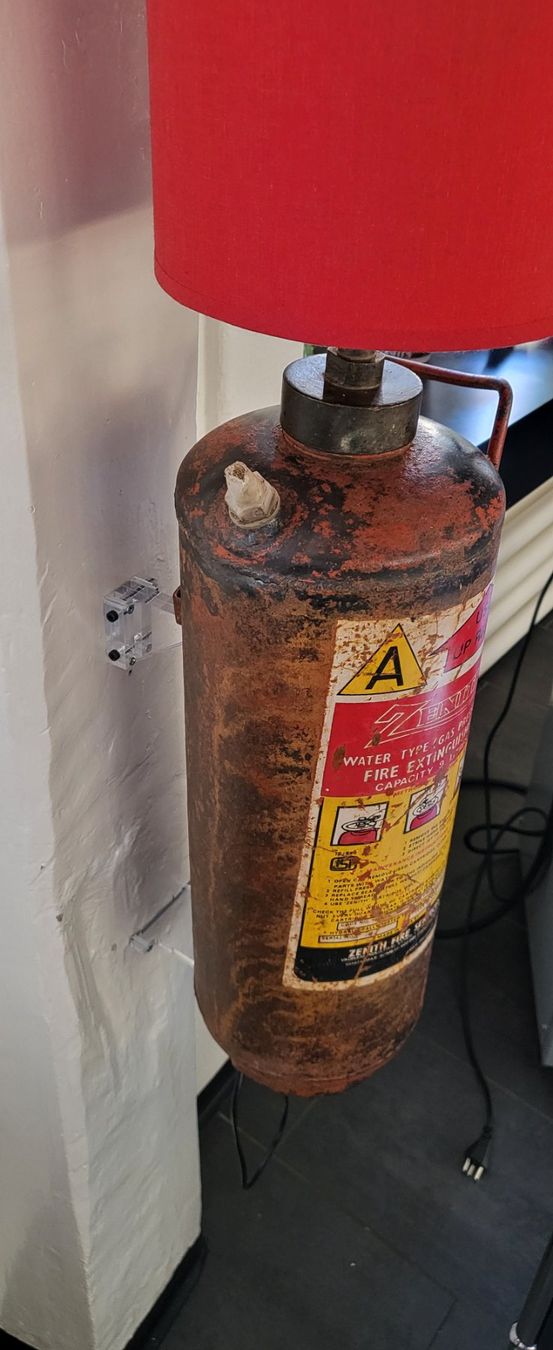 Lampade: Antiker Feuerlöscher, umgebaut in eine Steh-oder Wandleuchte – Usato da Grenchen venduto da Bosso62 5