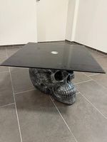 Totenkopf Tisch von Kare