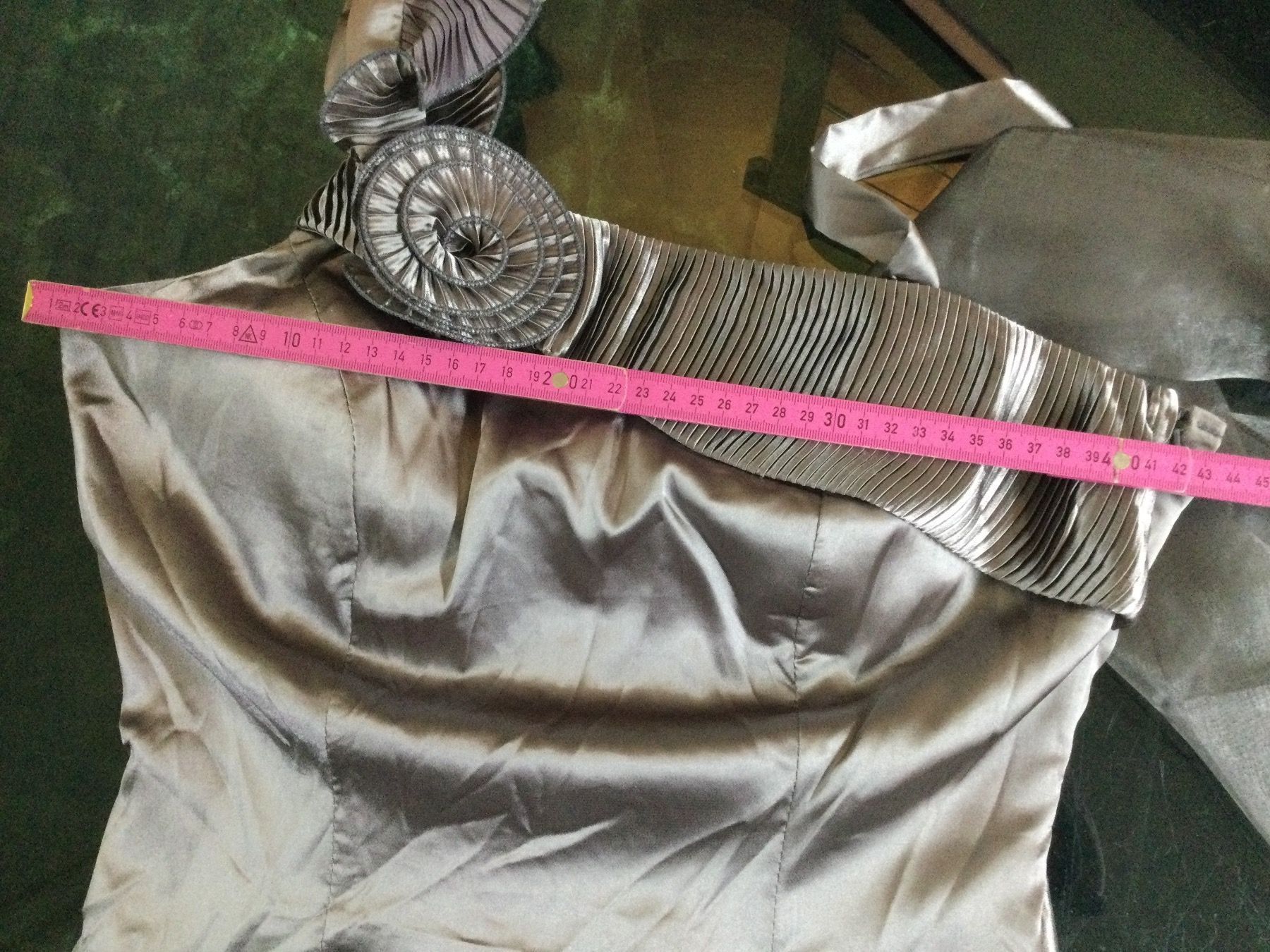 Kleider: Robe grise satinée+Foulard soirée/gala, taille M – Neu und originalverpackt aus Agiez von chouchanelle 6