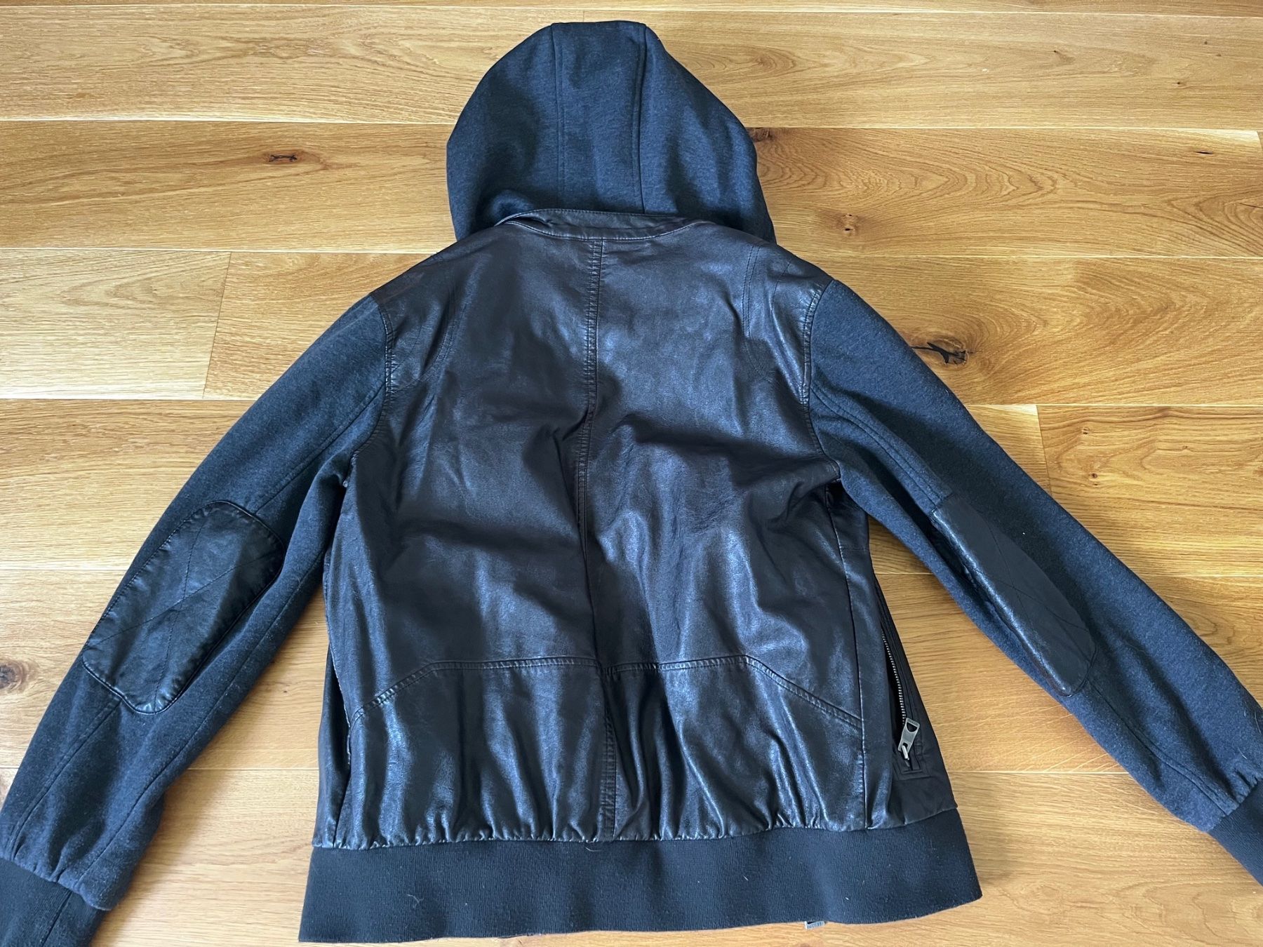 Guess Jacken: Guess Jacke – Gebraucht aus Frauenfeld von Siku1993 2