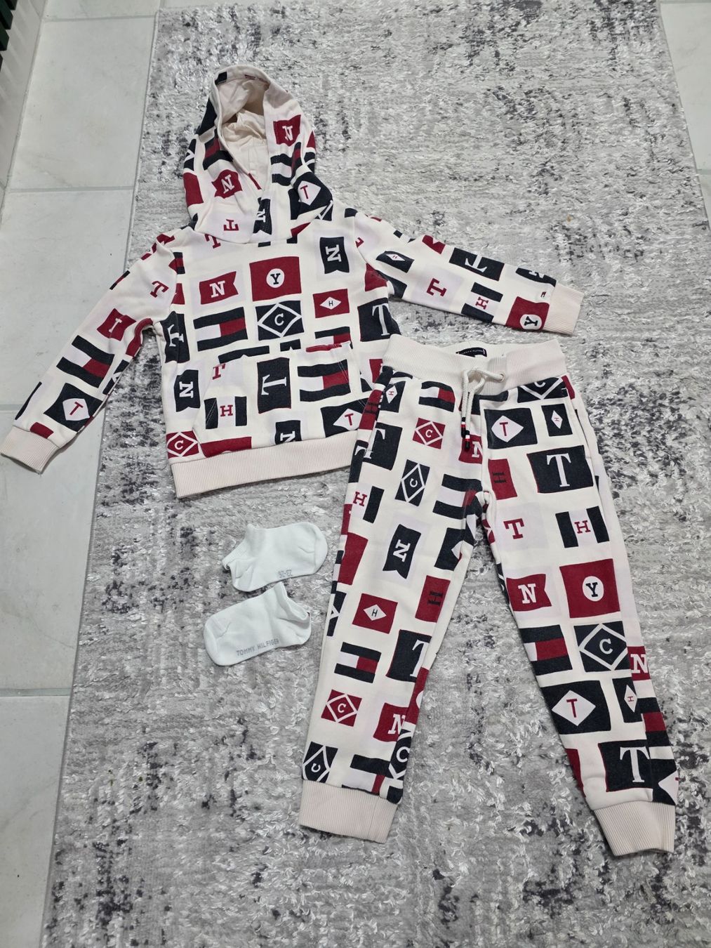 Tommy Hilfiger Lotti & Set di vestiti: Tommy Hilfiger Trainer Kinder Grösse 98 – Usato da Scherzingen venduto da Benjanil