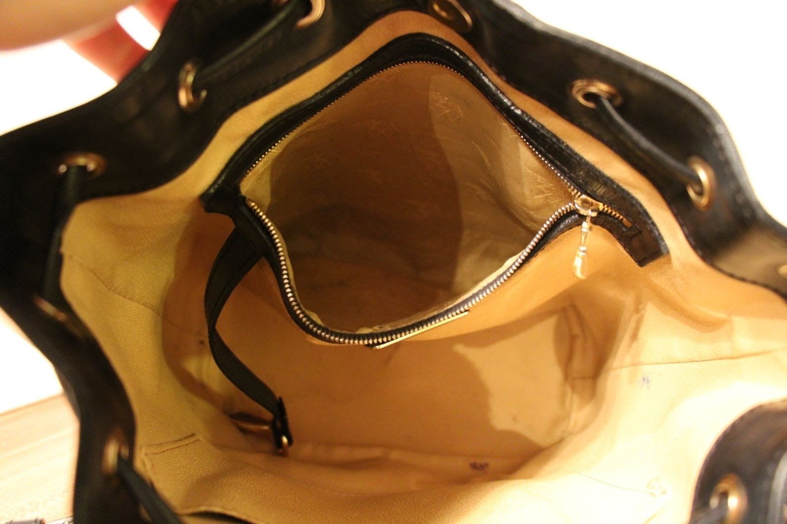 Maison Mollerus Taschen für Damen: Maison Mollerus Beuteltasche schwarz "Sion" – Gebraucht aus Bassersdorf von daniela_annacaterina 1