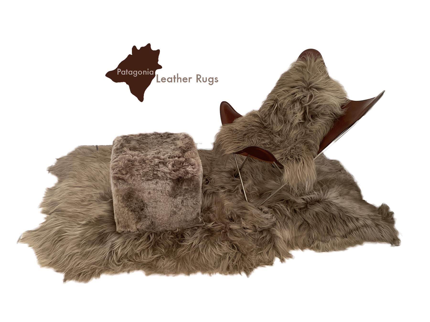 Sgabelli: Lammfell Hocker Taupe – Nuovo e nell'imballaggio originale da Arbedo venduto da patagonialeatherrugs 1