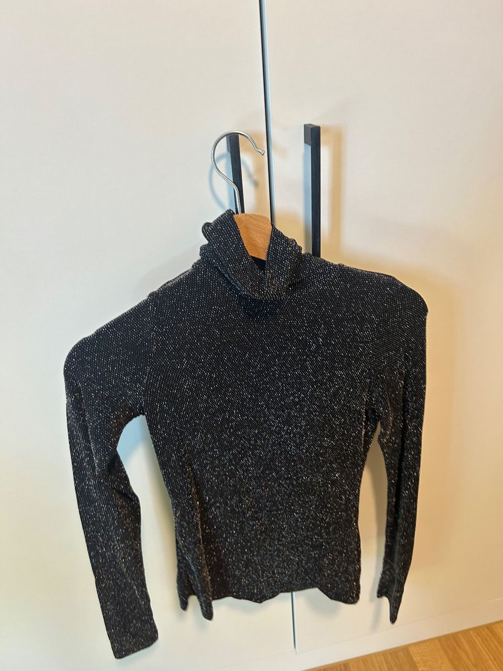 H&M Pullover & Sweatshirts: Rollkragenpullover mit Glitzer Print schwarz Grösse S H&M – Gebraucht aus Zürich von Dailychic 1