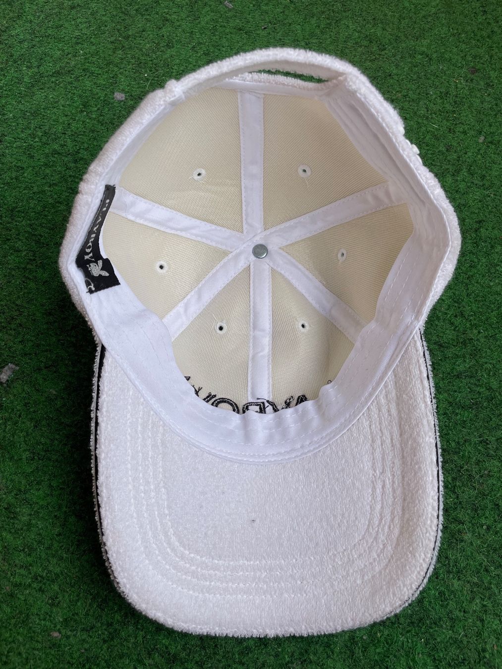 Chapeaux, bonnets & casquettes: Casquette Playboy blanche en tissu éponge – D'occasion à Zürich par le_souk 4