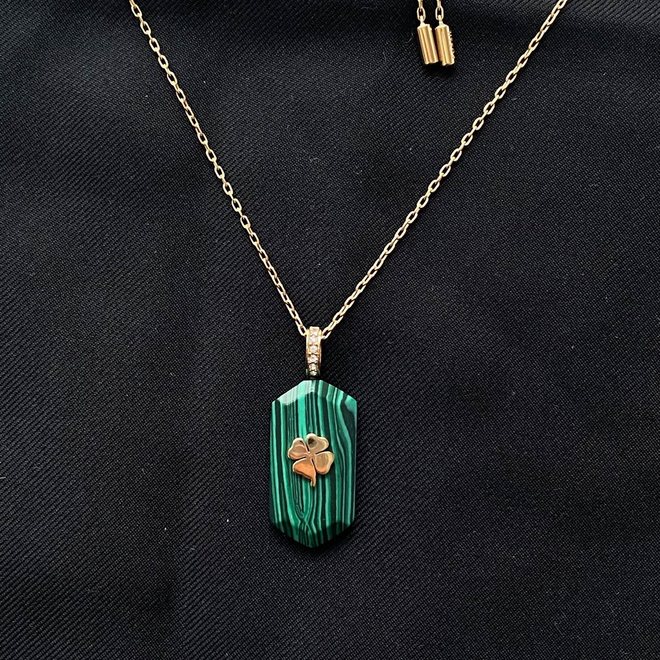 Fossil Colliers: Fossil Malachite Kleeblatt Halskette – Neuf (Voir description) à Givisiez par dor_xb9k