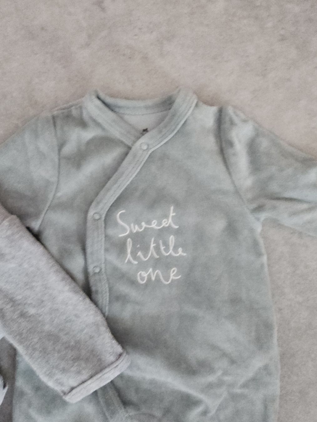 Lotti & Set di vestiti: Lot de 2 pyjamas bébé 0-3 mois – Usato da Sornetan venduto da T.a333 1