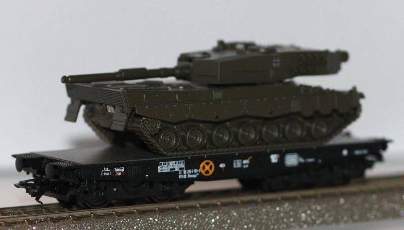 Trix Modellini di ferrovie: Trix 24211-1 Schwerlastwagen + Leopard 2 – Nuovo e nell'imballaggio originale da Rotkreuz venduto da MOBAHN-1zu87 1