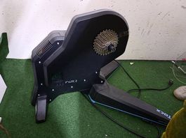 Tacx Flux 2 Smart Rollentrainer & Kassette &Vorderradstütze