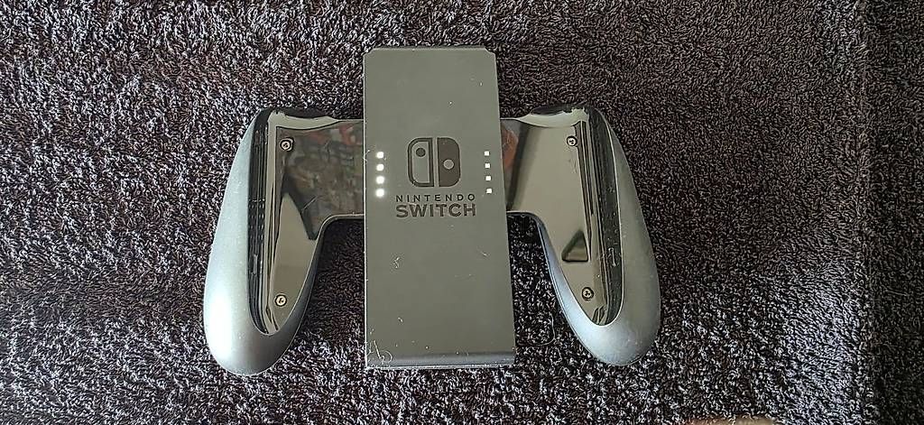 Controller: Nitendo Switch Joy-Con Charging Grip – Nuovo e nell'imballaggio originale da Steinach venduto da Feuerwehr7