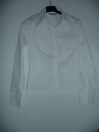 NEU 2 Blusen H + M 1 x weiss 1 x schwarz Wert CHF 80.00