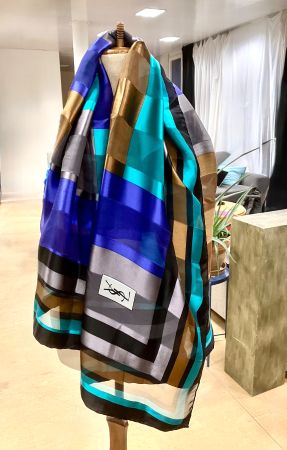 Wunderbarer Vintage Schal von Yves Saint Laurent 140x140cm