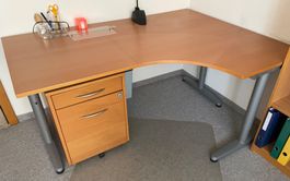 Schreibtisch mit Aktenschrank