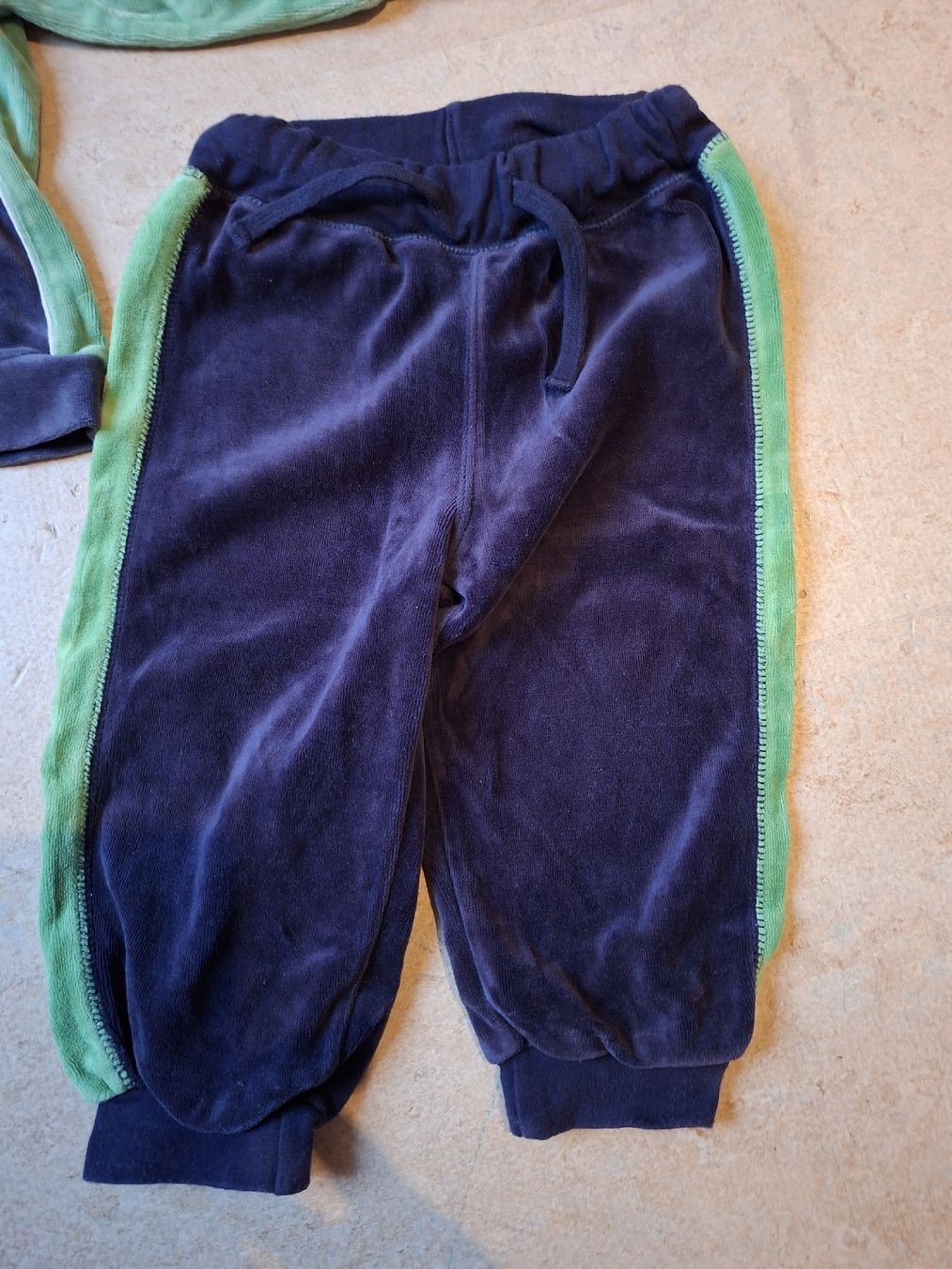 H&M Anzüge: H&M Baby Samt Trainingsanzug Gr. 86 – Gebraucht aus Klingnau von vollmond36 2