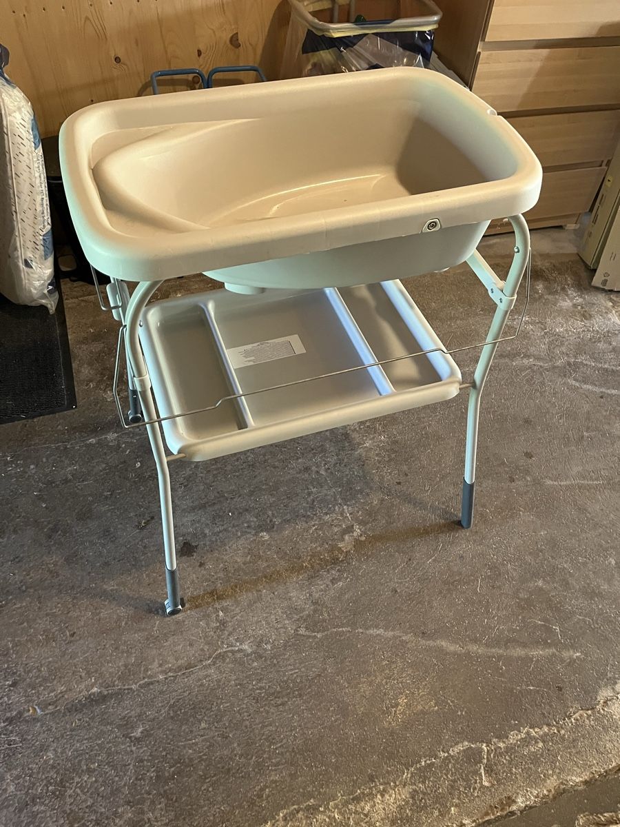 Vasche da bagno: Baby Badewanne mit Gestell – Usato da Wyssachen venduto da roth19 2