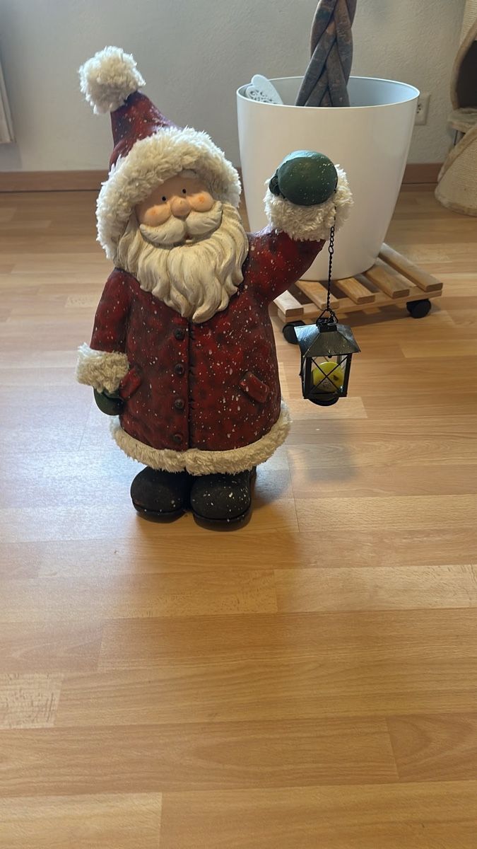 Toutes les décorations: Weihnachtsmann Figur mit Laterne  – D'occasion à Aarau Rohr par keedom