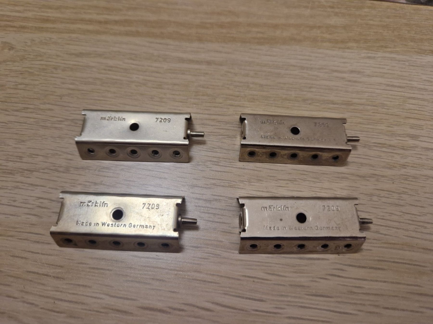 Märklin Modellini di ferrovie: Märklin 4 x 7209 Verteilerplatte H0 – Usato da St-Aubin-Sauges venduto da tantome