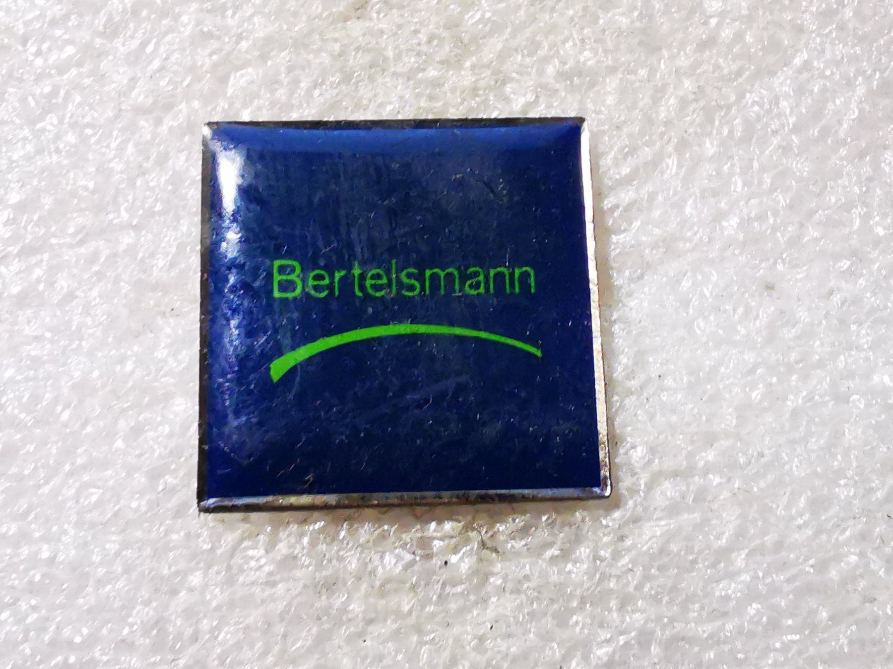 Plaketten & Abzeichen: Ansteckpin 85: Bertelsmann – Gebraucht aus Oppligen von Pin-Fall-Shop