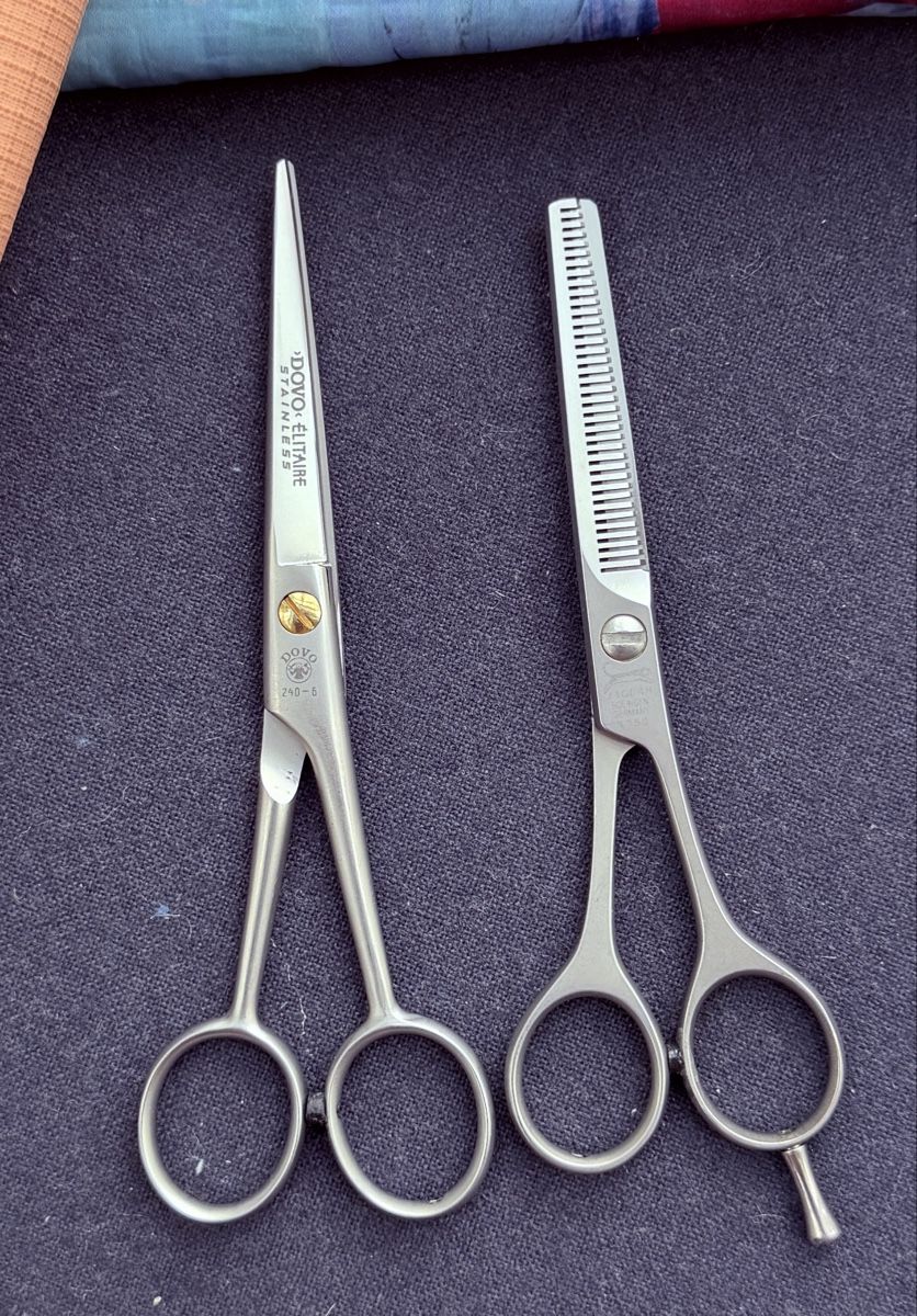 Accessori per capelli: Profi Coiffeurscheren Set inkl. Effilier-, Umhang, Bürste – Usato da Domat/Ems venduto da PPatrol