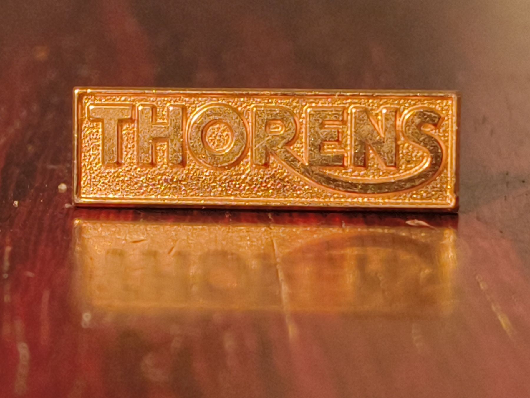 Placchette & Badge: Thorens Pin Anstecker Gold Farbig – Usato da stettlen venduto da VintageBern_ch