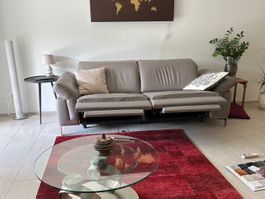 Ledersofa taupe in Nubuk mit elektrischer Relaxfunktion