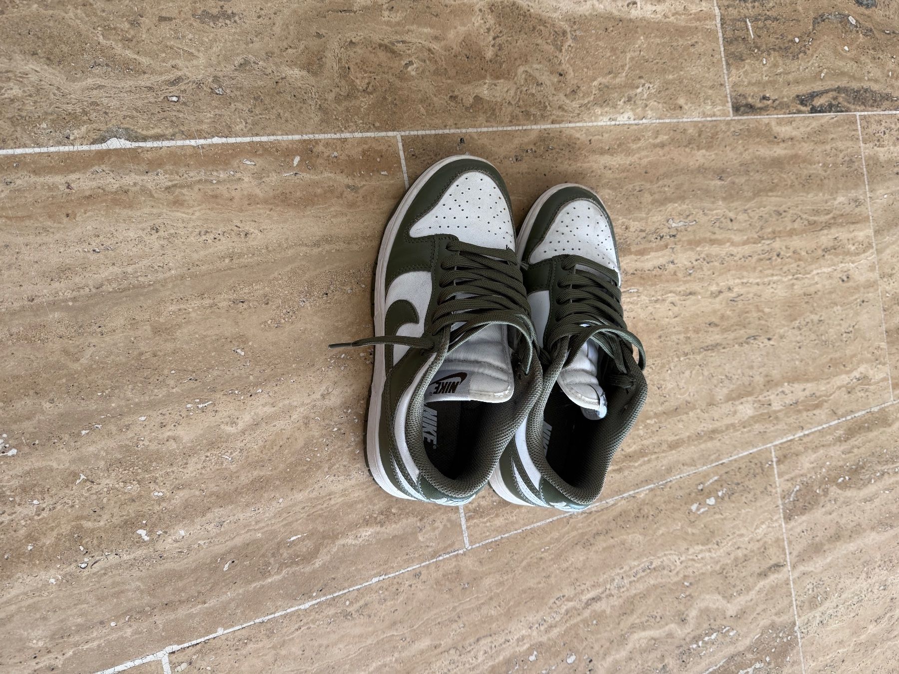 Nike Scarpe da uomo: Baskets Nike Dunk Low Vert Olive/Blanc Taille 37.5 État n... – Usato da Sion venduto da vsl_xf5m 2