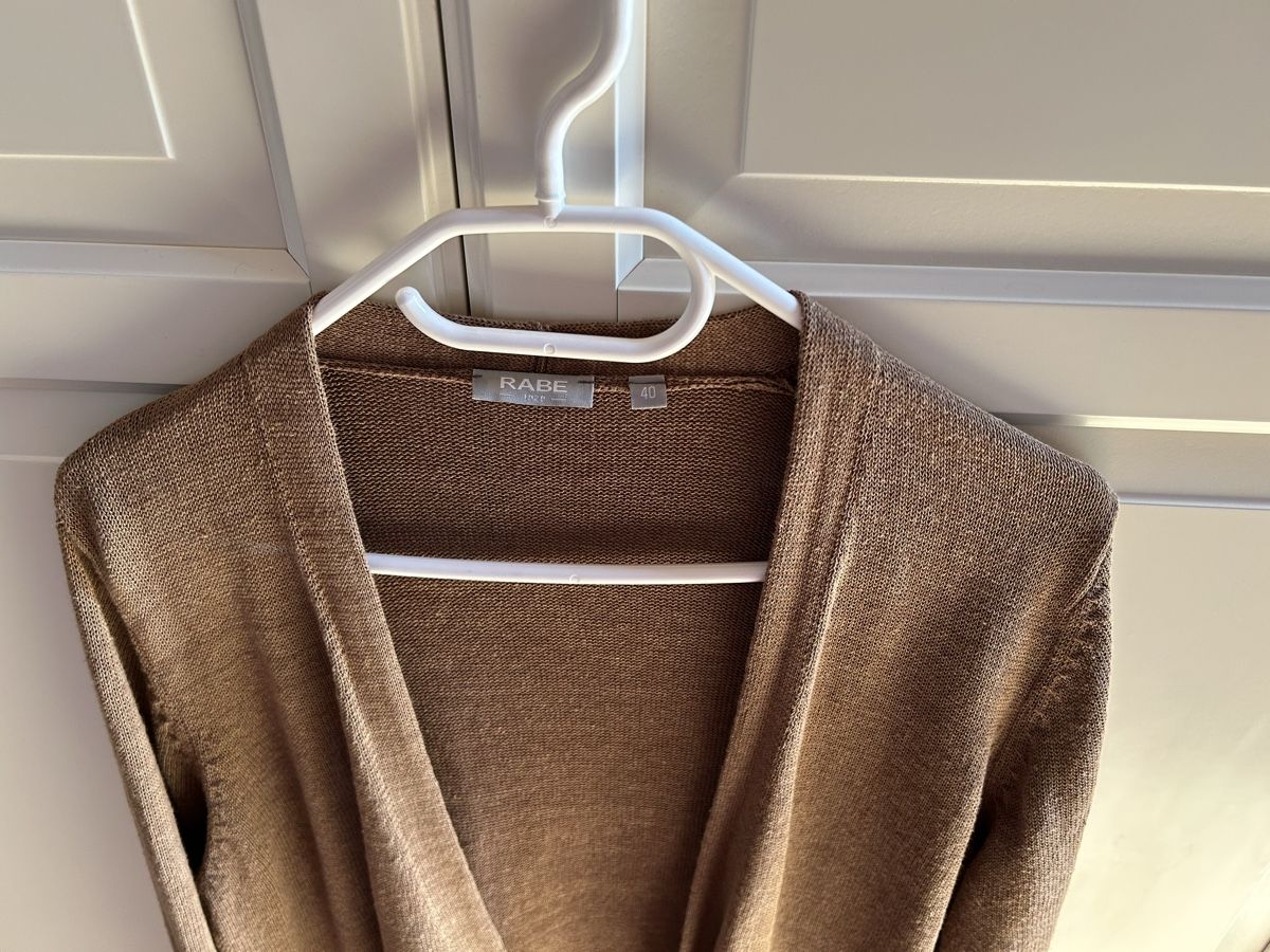 Rabe Giacche: Mit Leinen: Cardigan RABE, brown, Grösse 40 – Nuovo (secondo la descrizione) da Diessenhofen venduto da Bmaurice