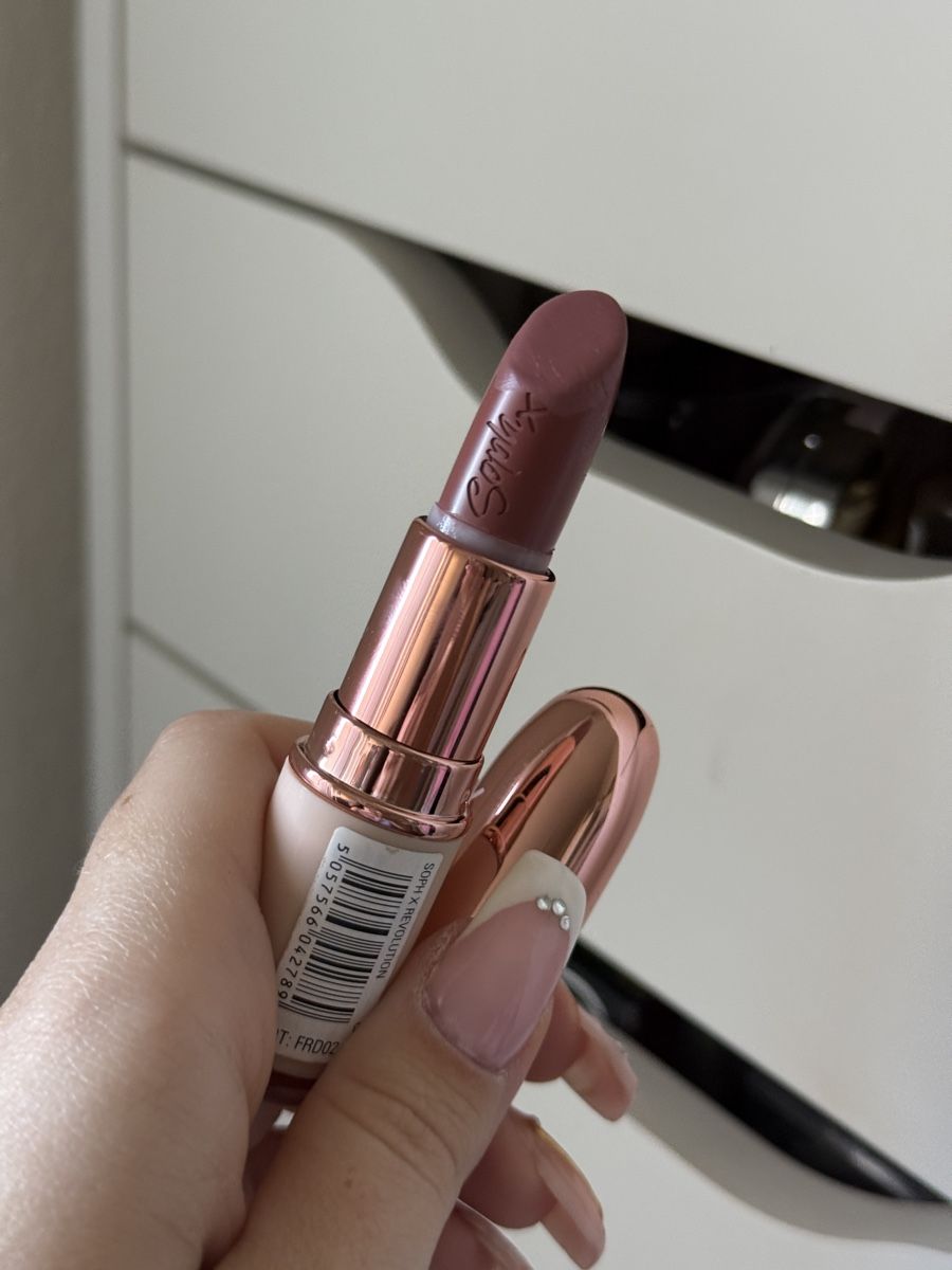 Make-up: Lipstick - Revolution  – Usato da Chavannes-près-Renens venduto da elobrgs