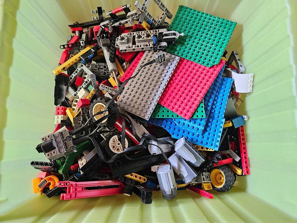 Lego Jouets: Legotechnik box mit mindestens 4 Motoren und vielen teilchen – D'occasion à Lichtensteig par ROBB_077 2