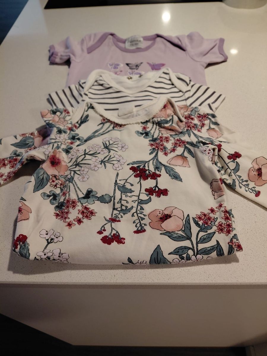 Lotti & Set di vestiti: 3 Mädchen Bodies - Gr. 74/89 – Usato da Grenchen venduto da lia51
