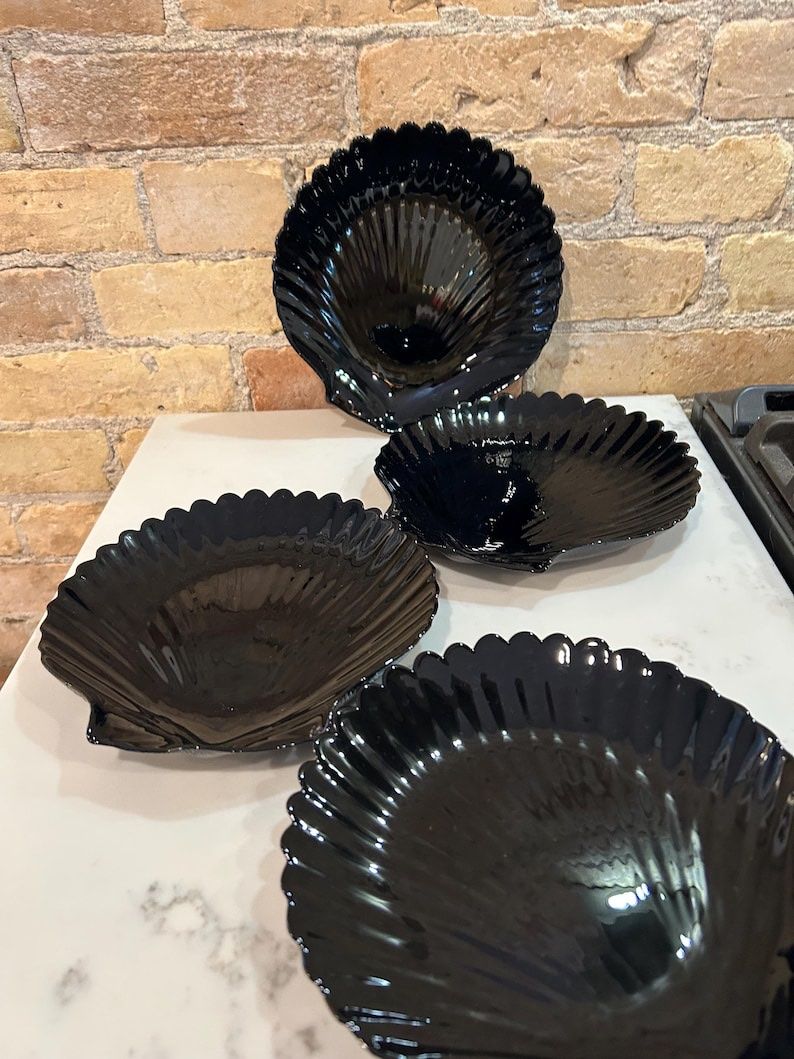 Services de table: Vintage Arcoroc Black Glass Shell Dishes – D'occasion à Zürich par Zurich_TimeCapsule
