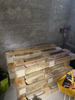 Vier Holzpaletten in gutem Zustand