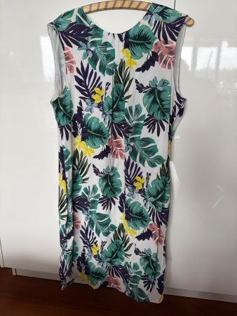 Sommerliches Kleid mit tropischem Muster, Grösse M