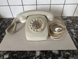 Tischtelefon-Wählscheibe in Grau.
