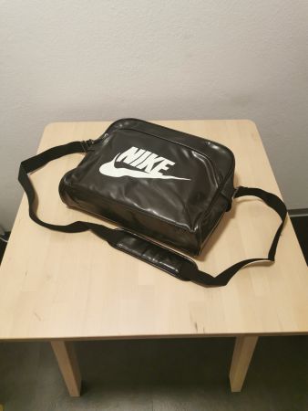 Schwarze Nike Umhängetasche, Messenger Bag - Top Zustand!