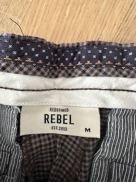 Pantaloni: Chino Hose – Usato da Luzern venduto da NunoFernandes 1