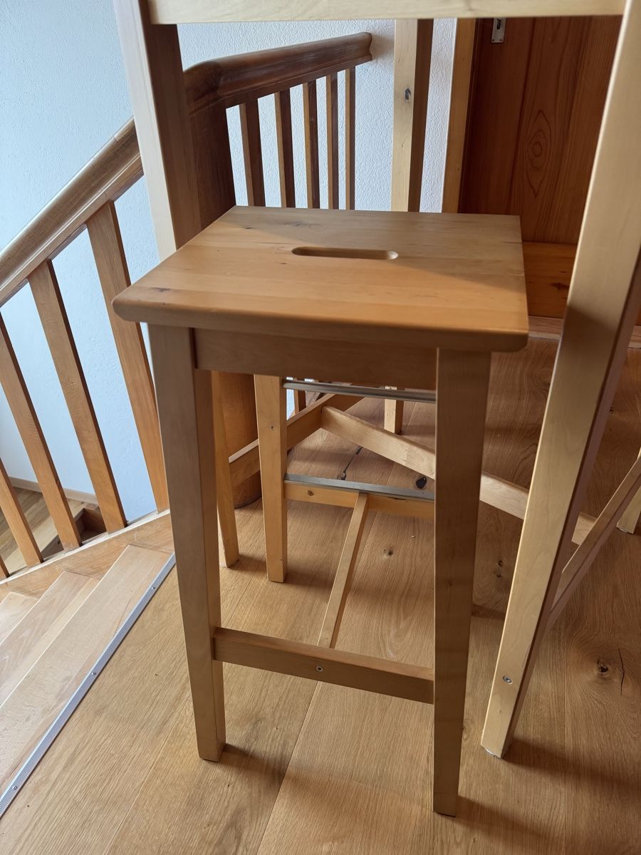 Tables: Stehtisch / Bartisch aus Holz mit Barhocker – D'occasion à Innertkirchen par Biene7 1
