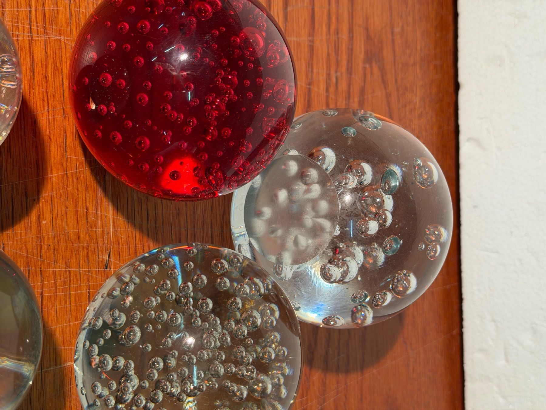 Bicchieri: Glass Paperweights 6 Pieces Red Clear Bubbles Collection – Usato da Lausanne venduto da artnouveau05 4