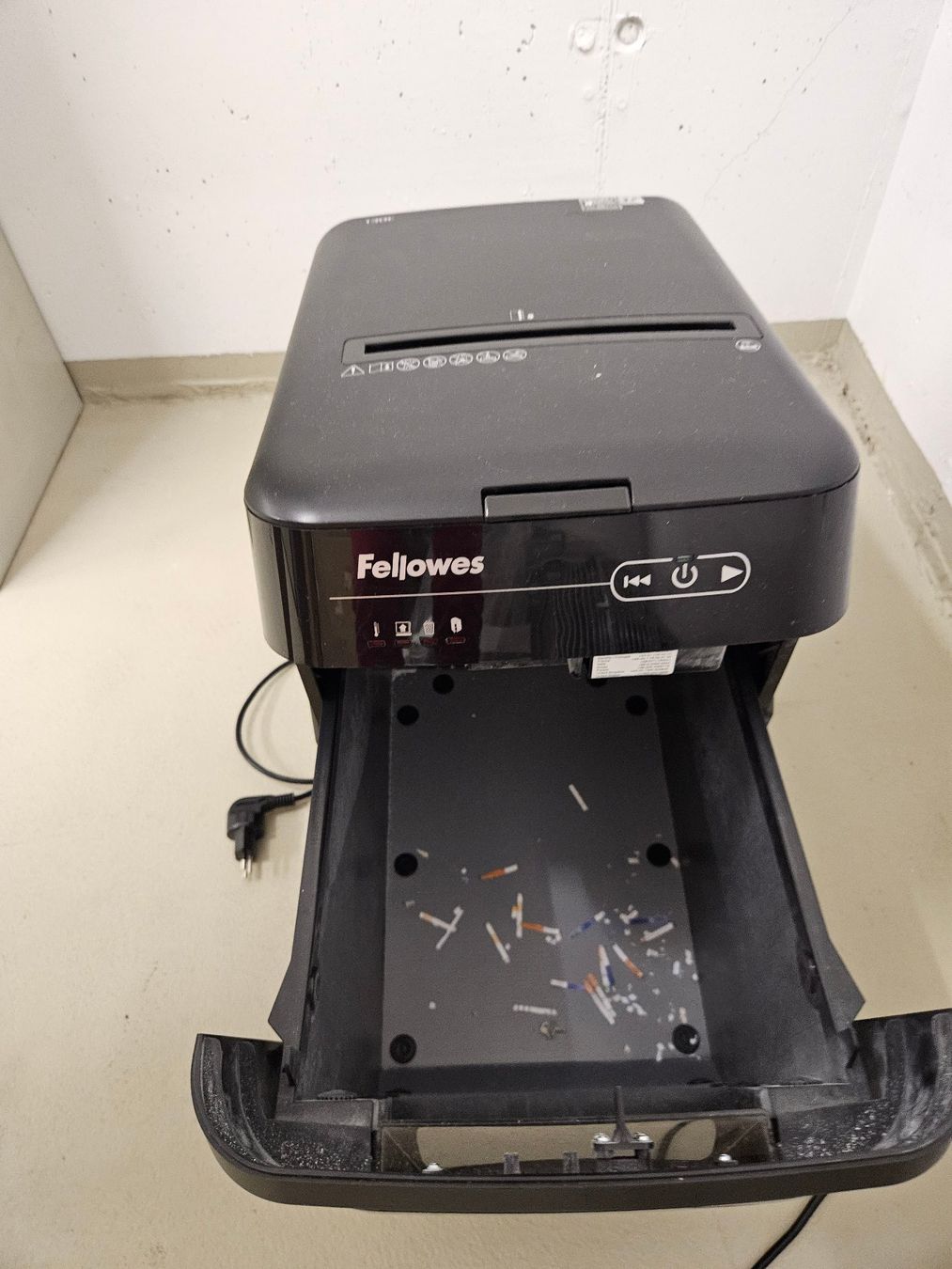 Fellowes Distruggi documenti: Aktenvernichter Fellowes – Usato da Rotkreuz venduto da pic_sq5j