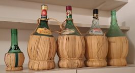 5 dekorative Chianti Flaschen mit Bastgeflecht