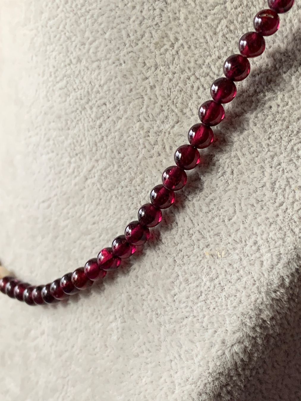 Catenine: Steinketteli rot mit 3 Perlen (40cm) – Usato da Laufen venduto da Bellebellezza 8